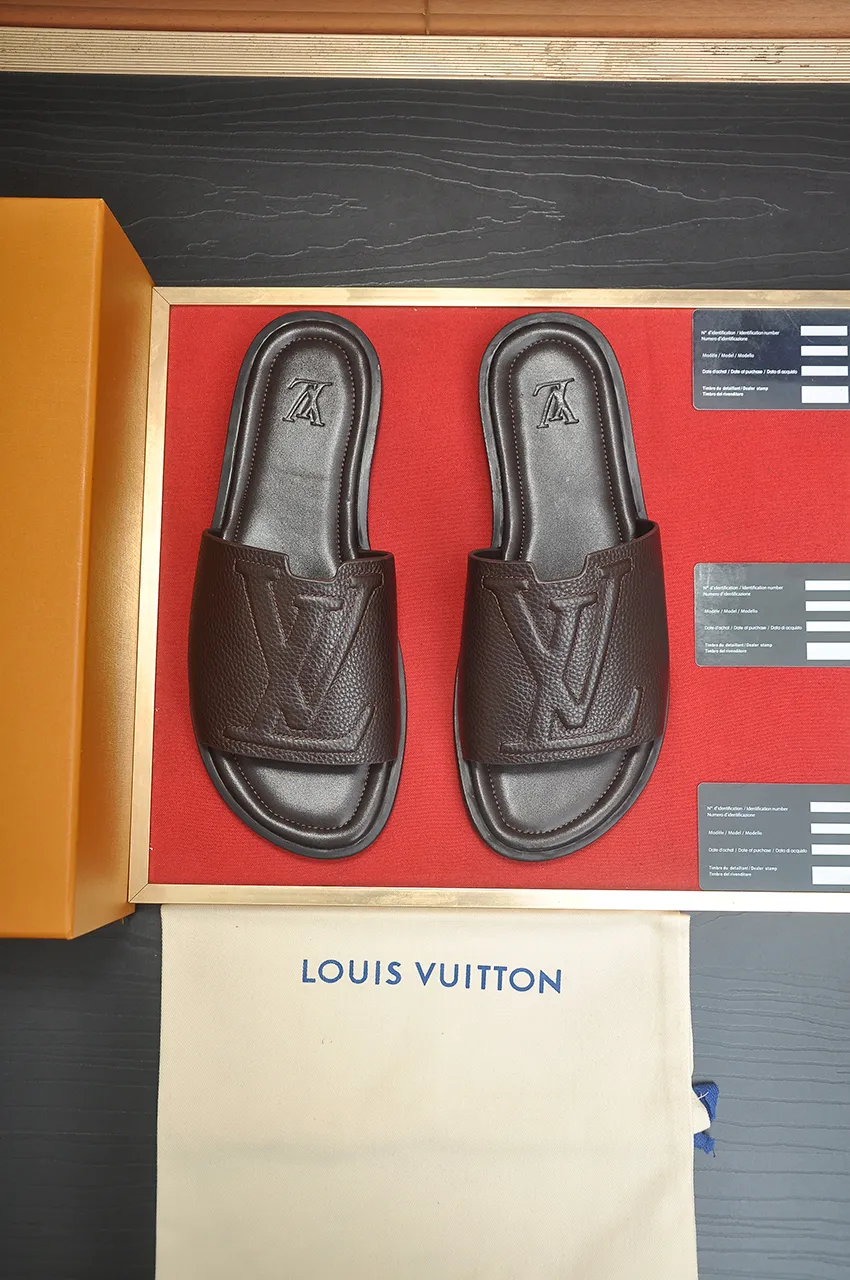 Men's men's shoes 💰340💶 [Louis Vuitton LV slippers] (high-end cowhide) counter 1:1 fashion style, a must-have for summer! The designer used LV’s iconic outsole. The original simple slippers instantly become fashionable! The upper is made of flexible special cowhide leather straps alternately, and the workmanship is exquisite! A must-have for stylish men in summer, size 38-46 (45 46 customized)